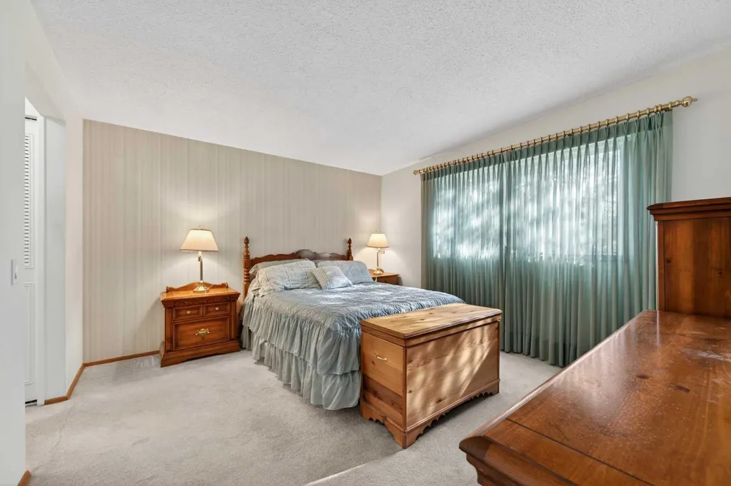 6451 70 Street NW Calgary AB T3B 3J5