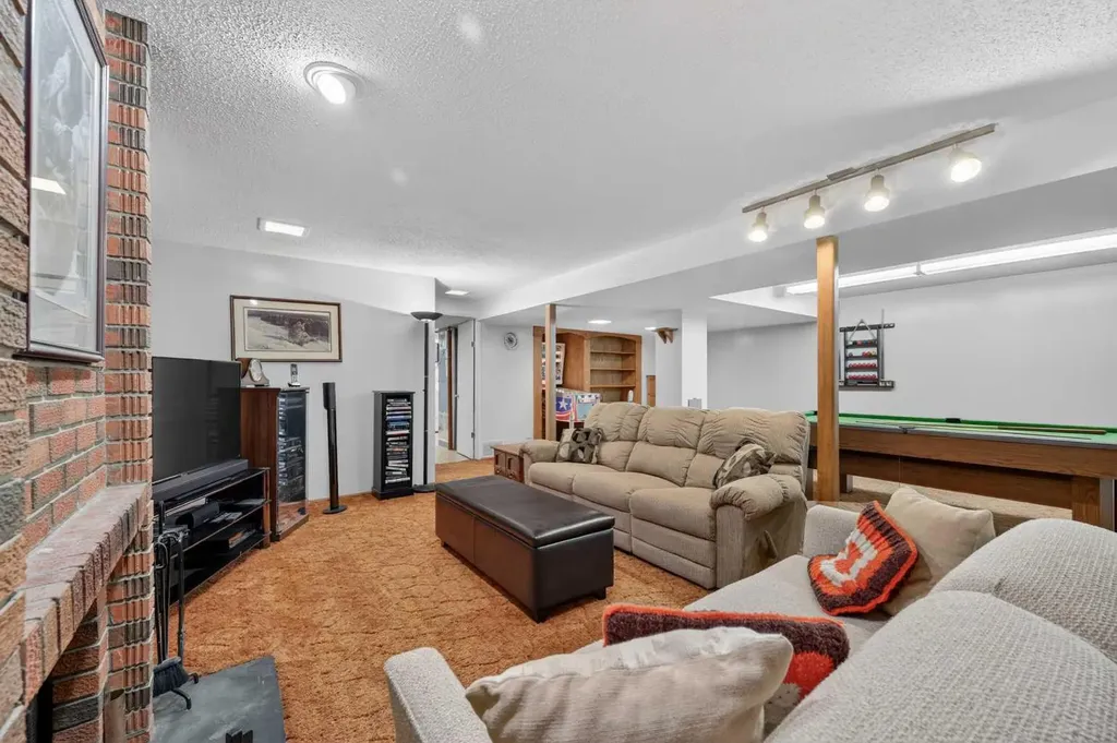 6451 70 Street NW Calgary AB T3B 3J5