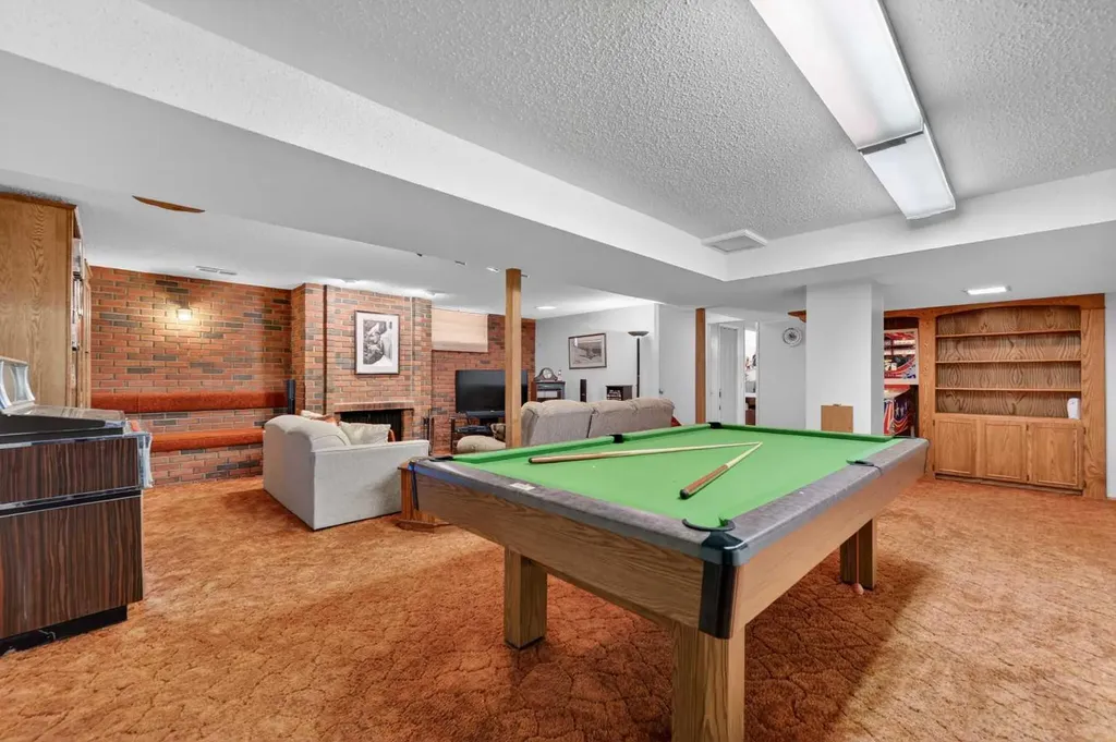 6451 70 Street NW Calgary AB T3B 3J5