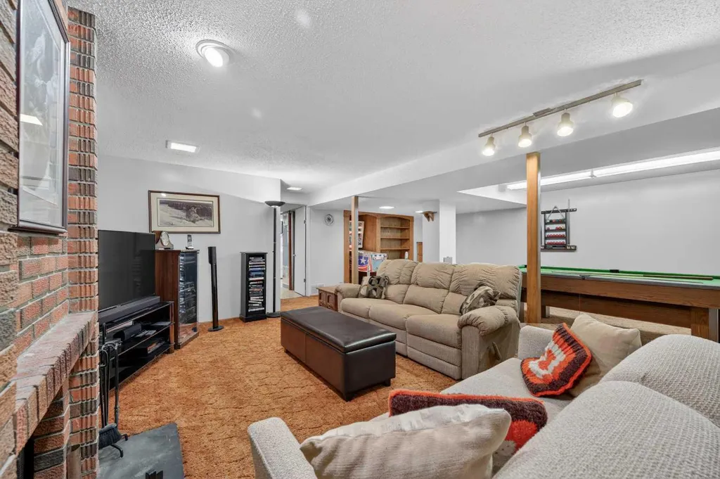 6451 70 Street NW Calgary AB T3B 3J5
