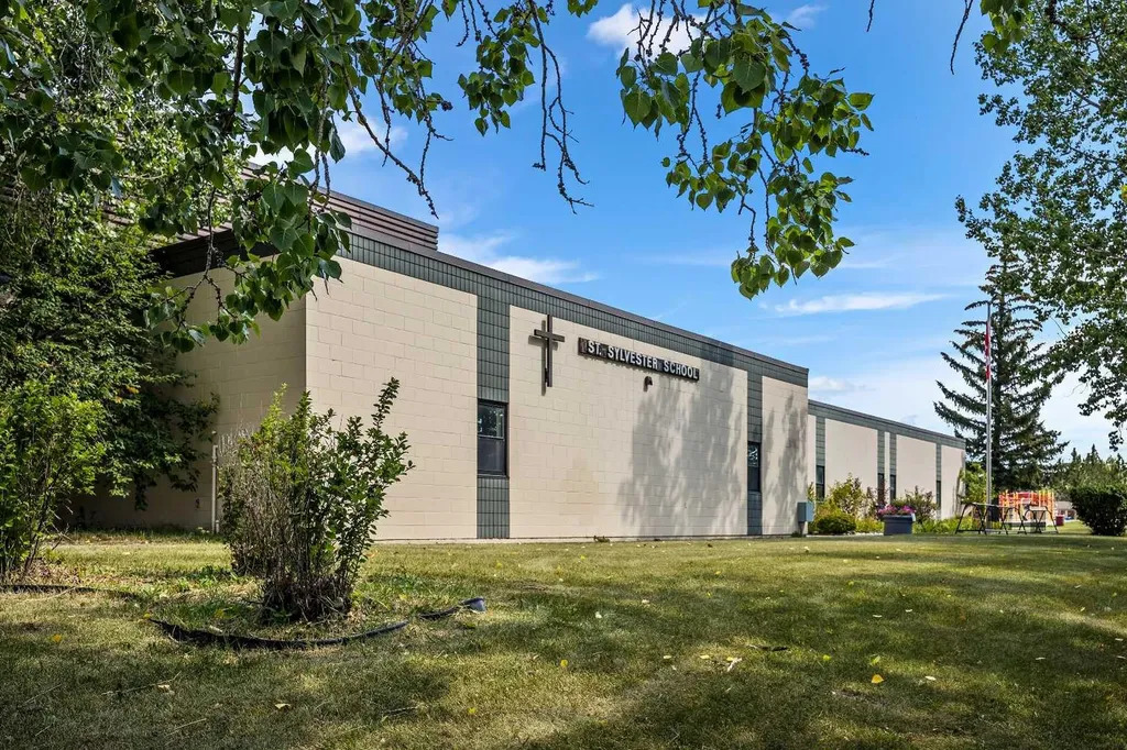 6451 70 Street NW Calgary AB T3B 3J5