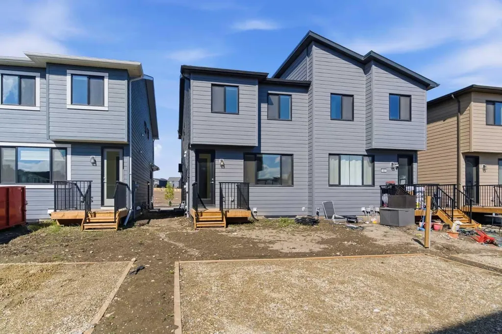 107 Royston Way NW Calgary AB T3L 0M4