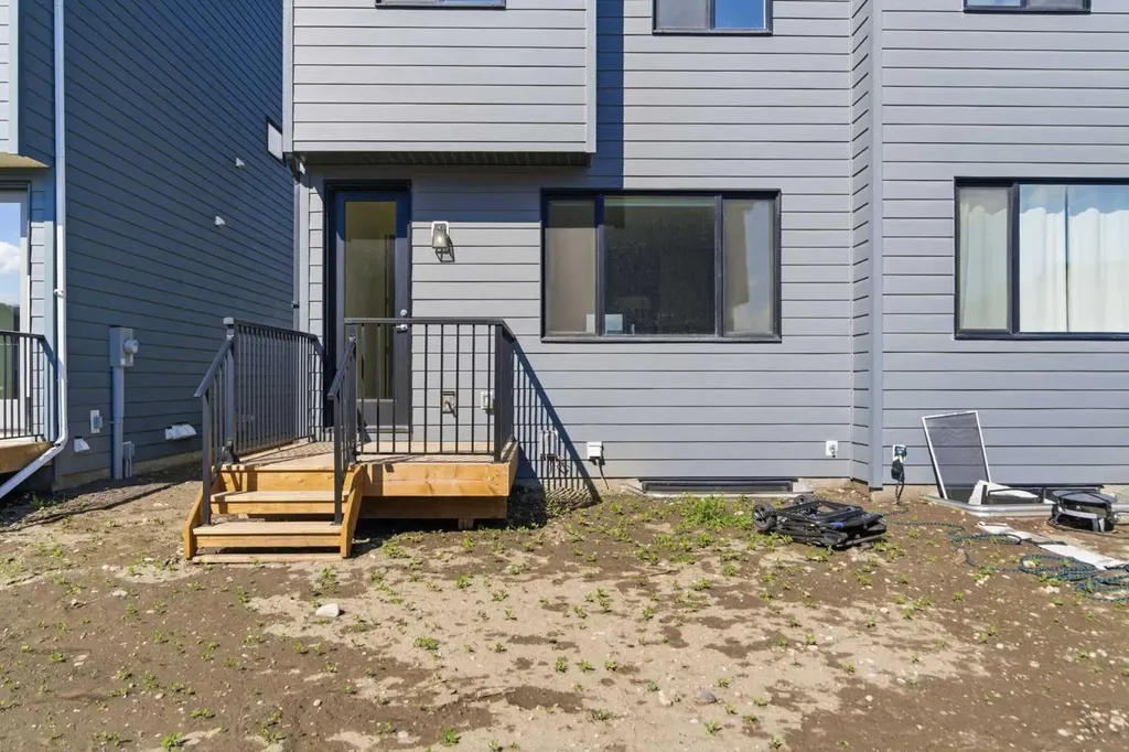 107 Royston Way NW Calgary AB T3L 0M4