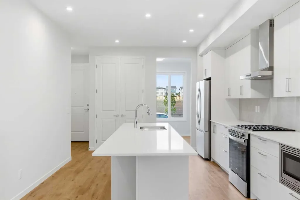 107 Royston Way NW Calgary AB T3L 0M4