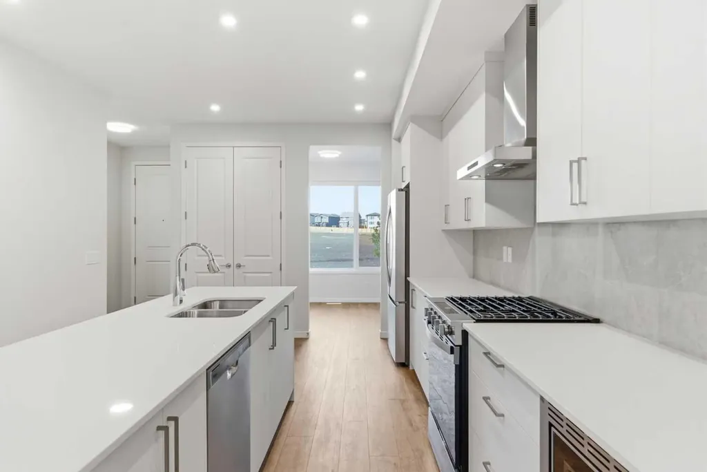 107 Royston Way NW Calgary AB T3L 0M4