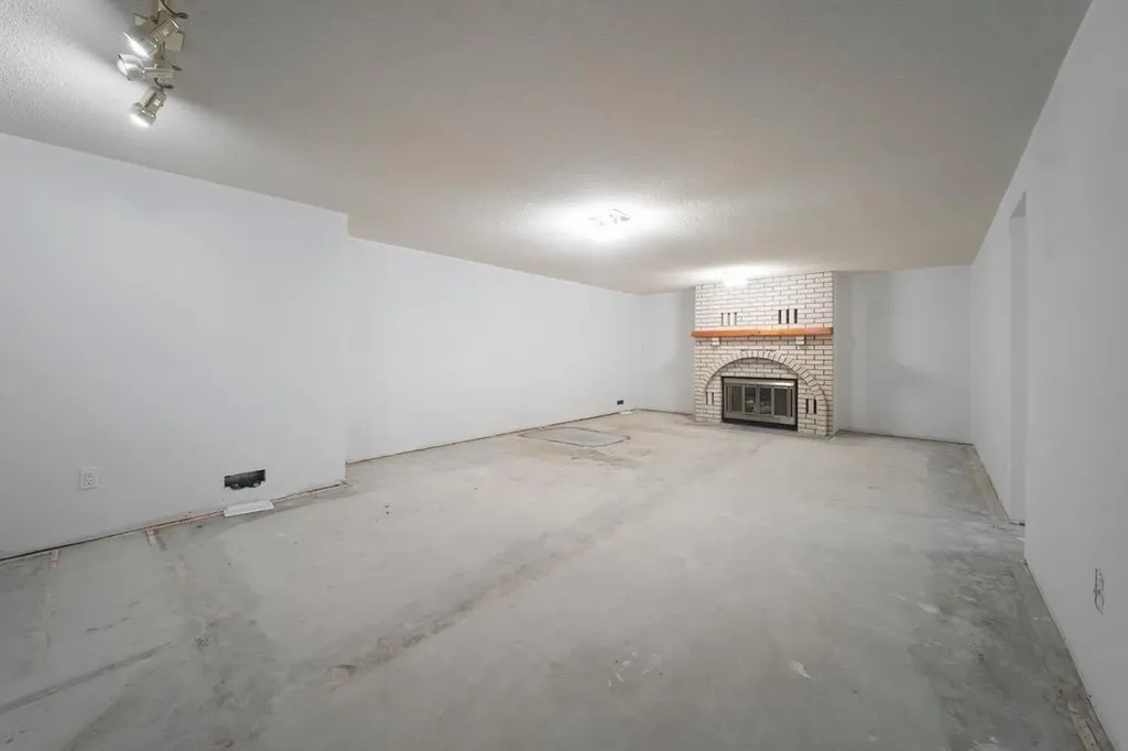 70 Hill Drive Fort Mcmurray AB T9H 2A2