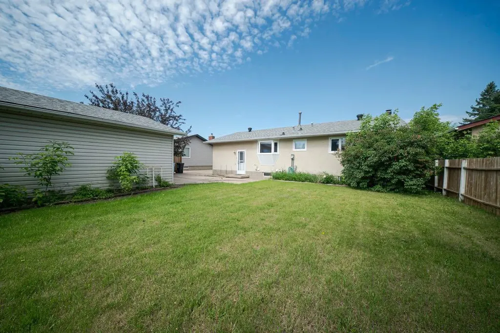 70 Hill Drive Fort Mcmurray AB T9H 2A2