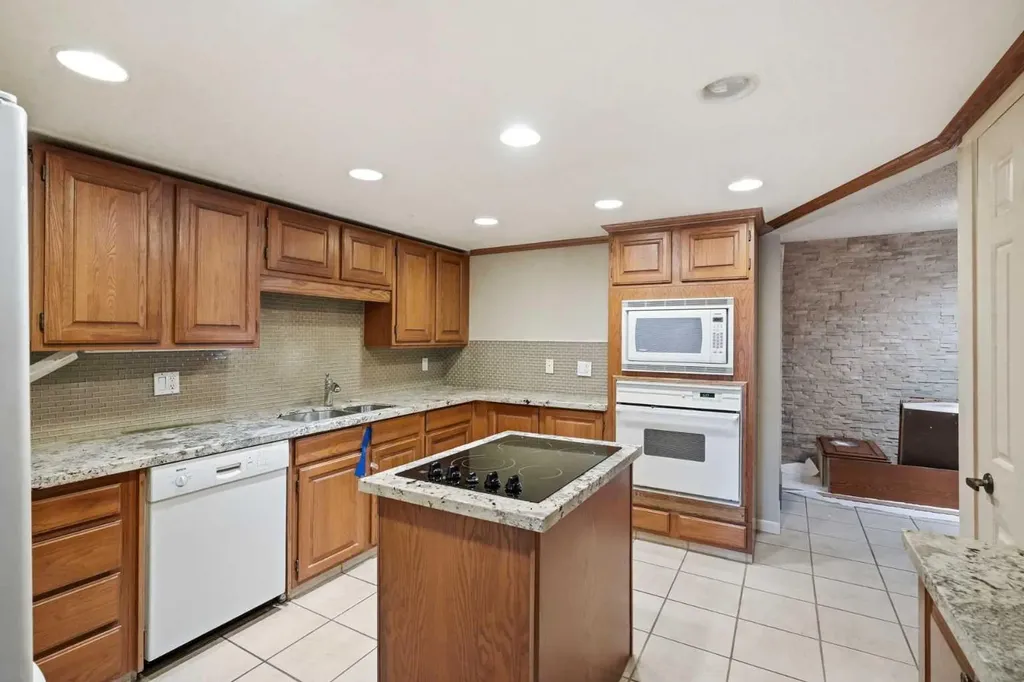 16 Wood Crescent SW Calgary AB T2W 4B6