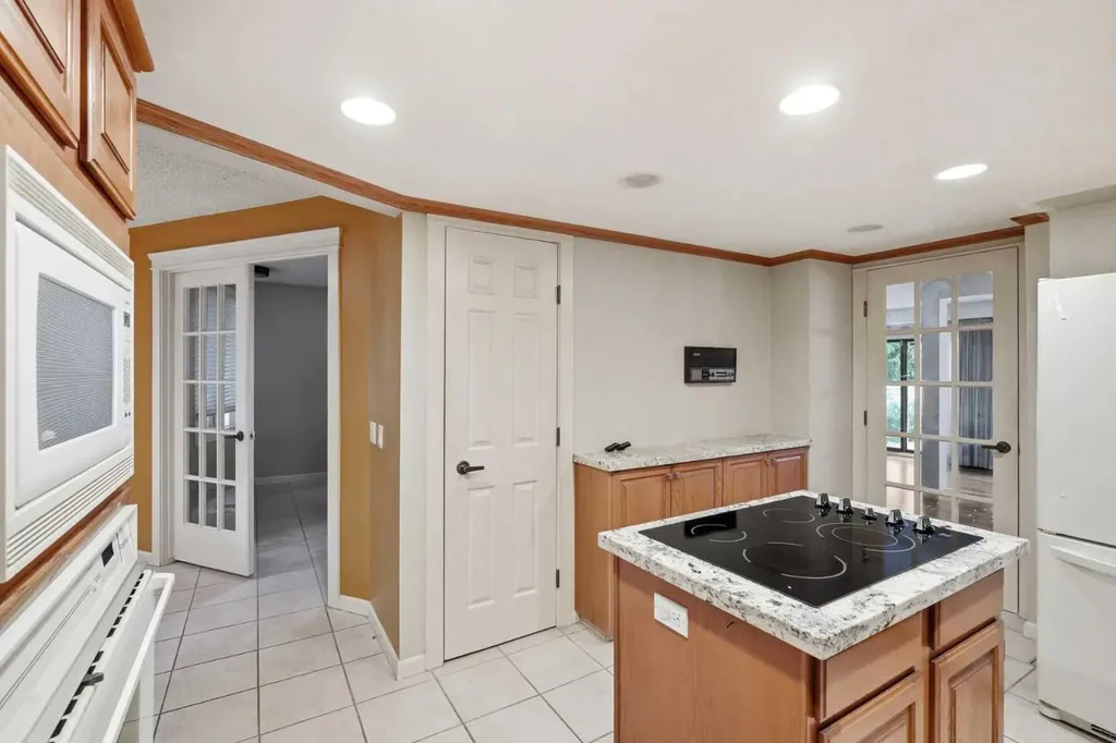 16 Wood Crescent SW Calgary AB T2W 4B6