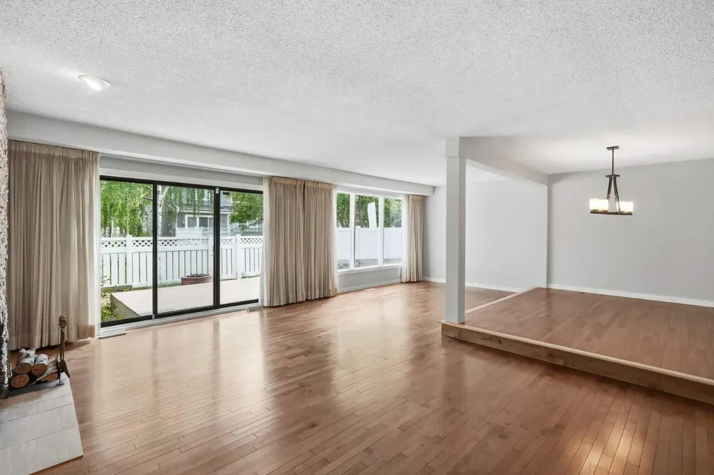 16 Wood Crescent SW Calgary AB T2W 4B6