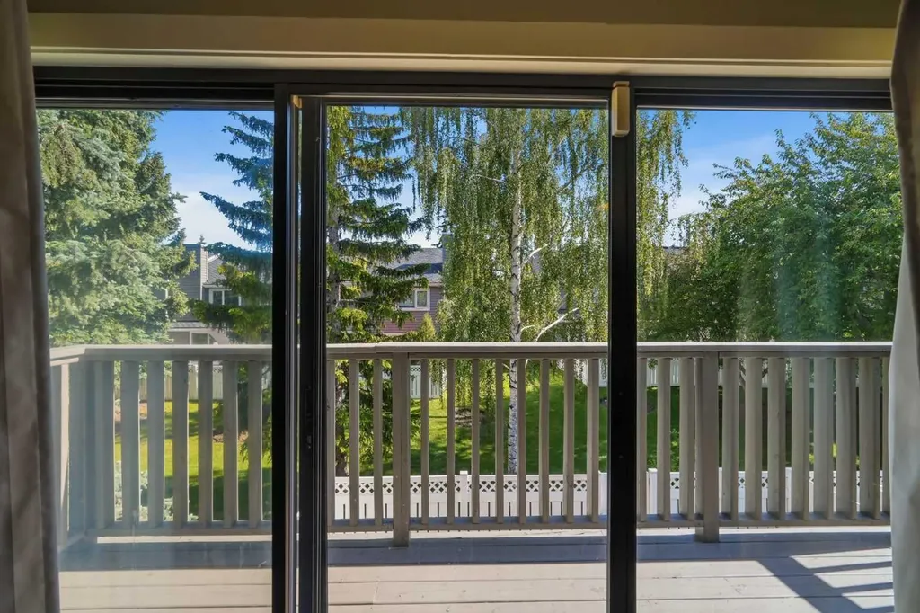 16 Wood Crescent SW Calgary AB T2W 4B6
