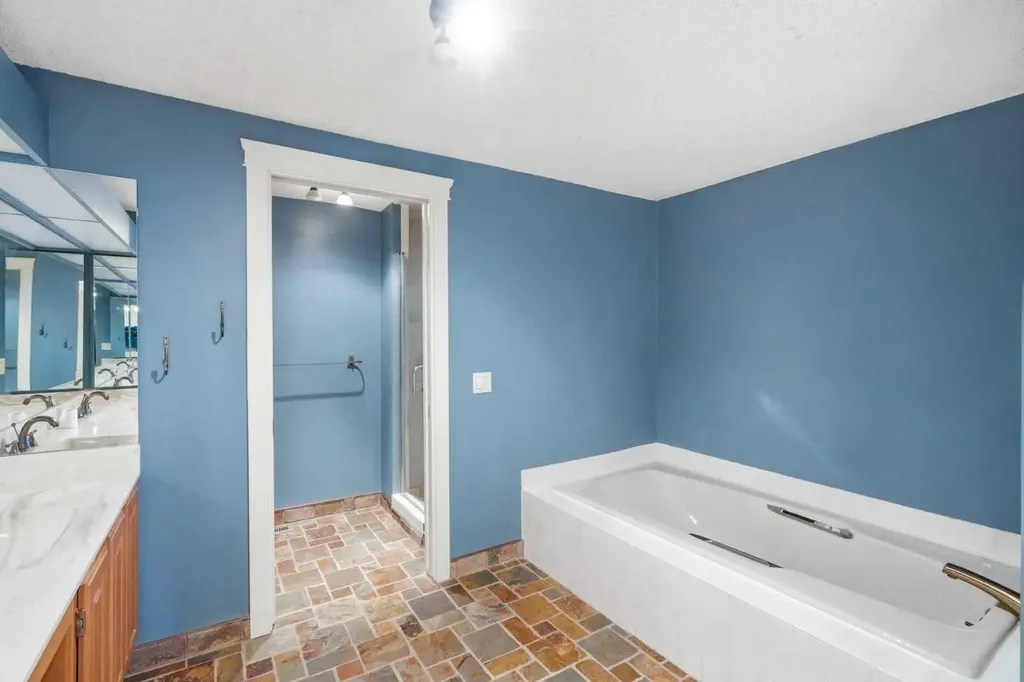 16 Wood Crescent SW Calgary AB T2W 4B6
