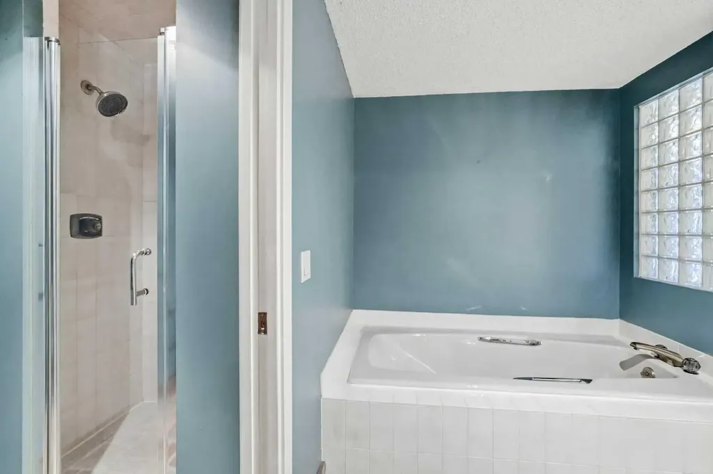 16 Wood Crescent SW Calgary AB T2W 4B6