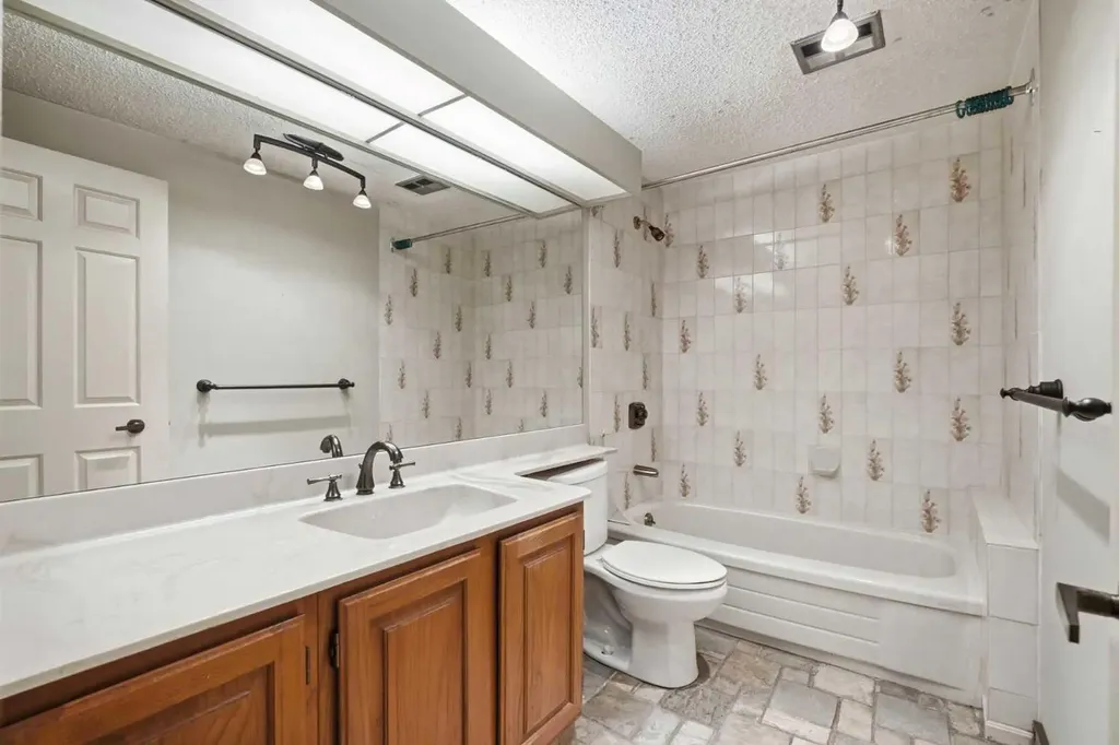 16 Wood Crescent SW Calgary AB T2W 4B6