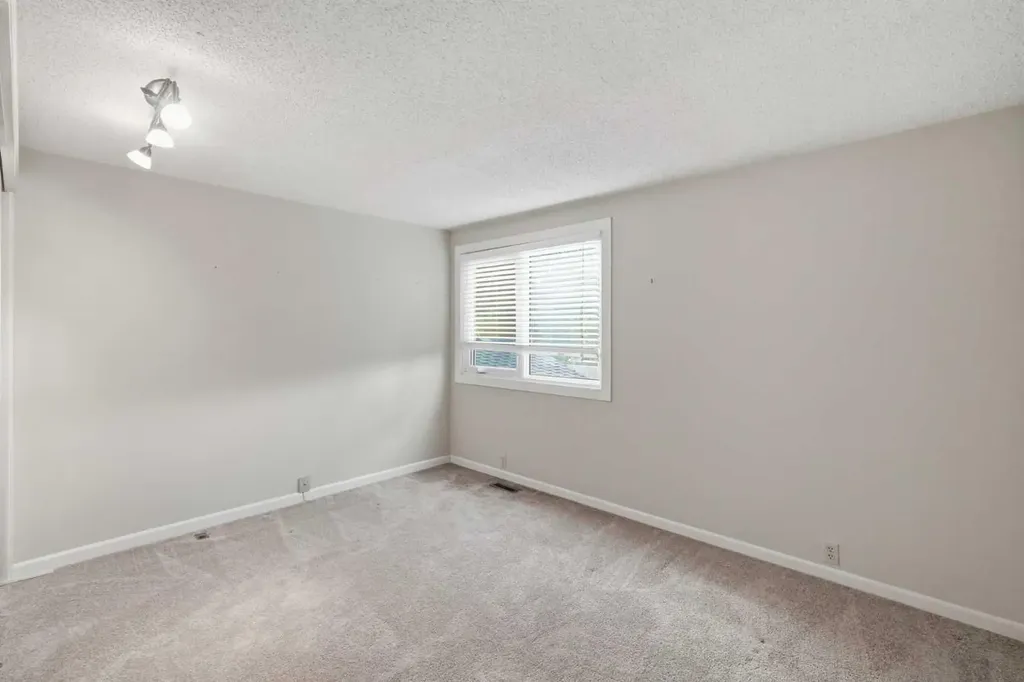 16 Wood Crescent SW Calgary AB T2W 4B6