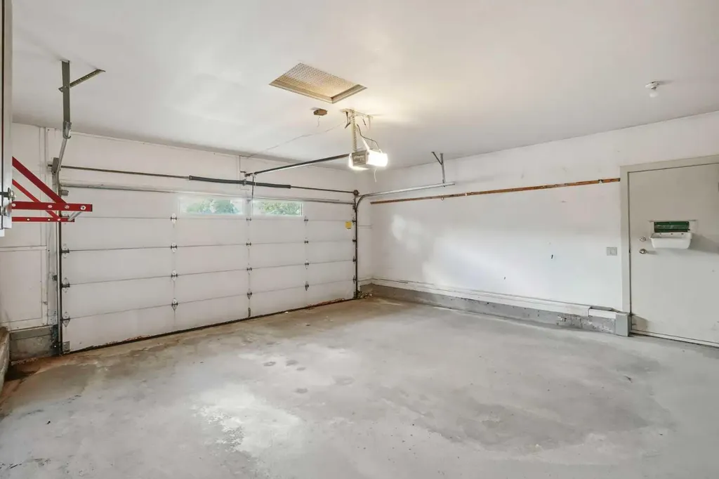 16 Wood Crescent SW Calgary AB T2W 4B6