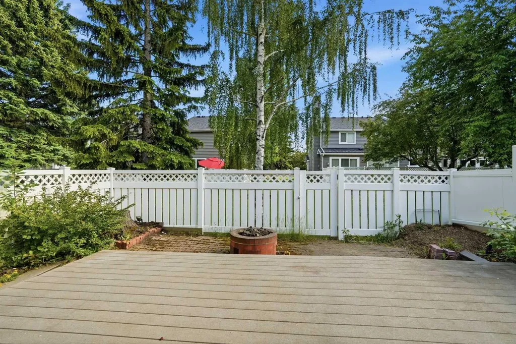 16 Wood Crescent SW Calgary AB T2W 4B6