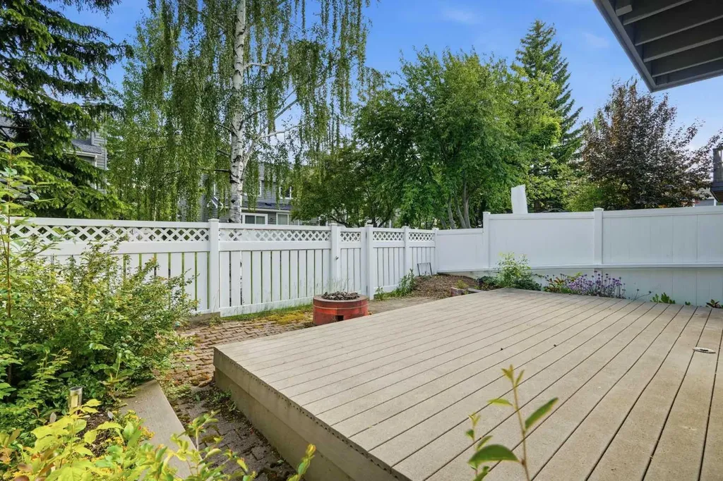 16 Wood Crescent SW Calgary AB T2W 4B6