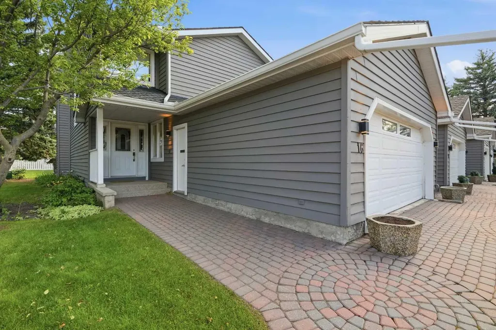 16 Wood Crescent SW Calgary AB T2W 4B6