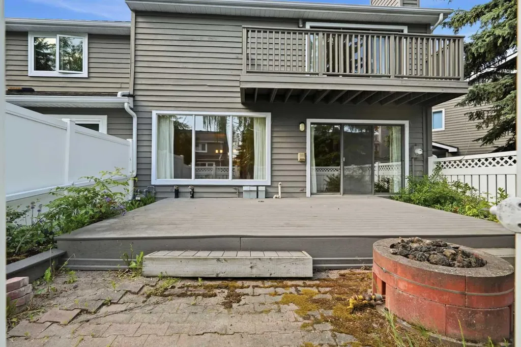 16 Wood Crescent SW Calgary AB T2W 4B6