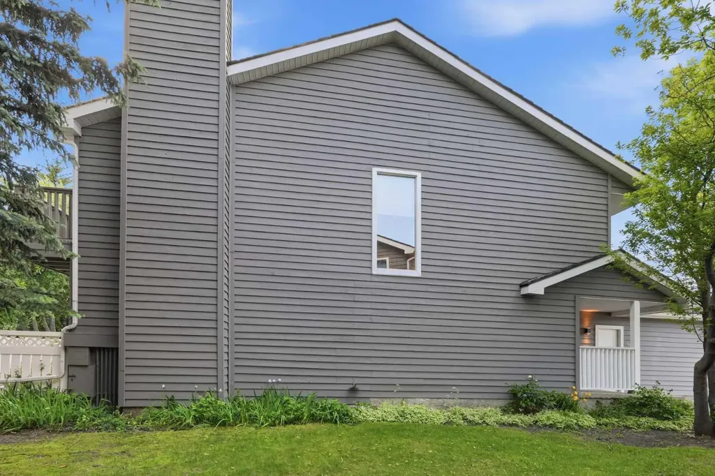 16 Wood Crescent SW Calgary AB T2W 4B6