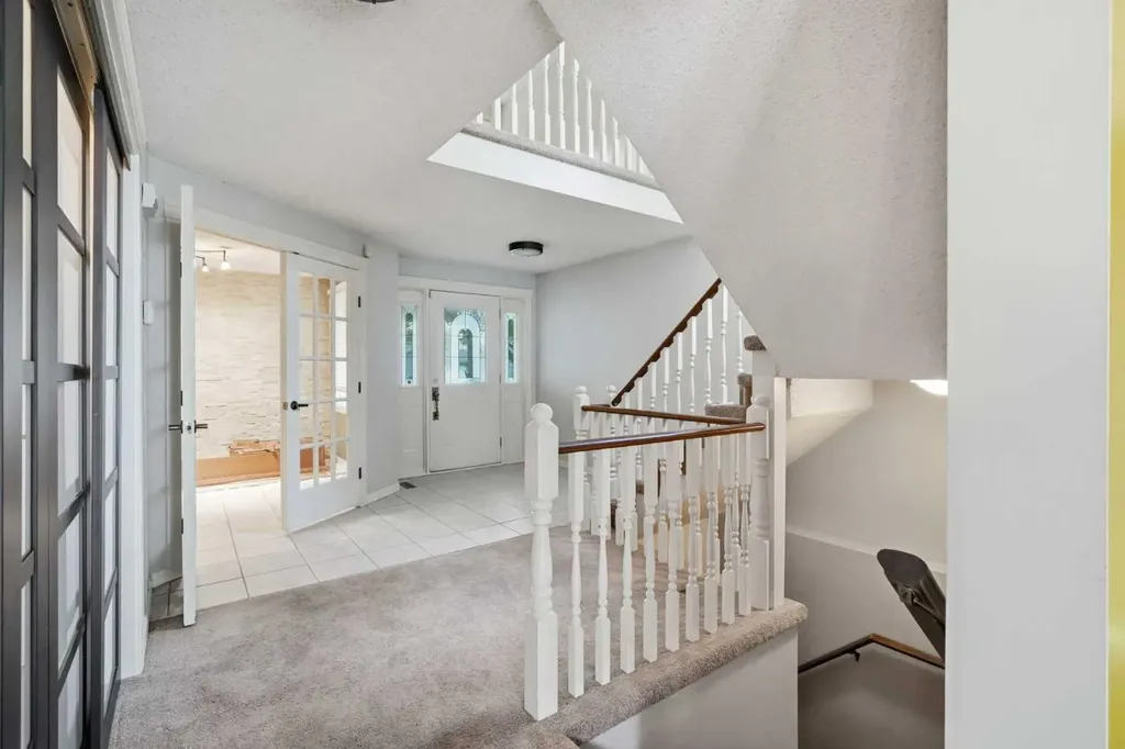 16 Wood Crescent SW Calgary AB T2W 4B6