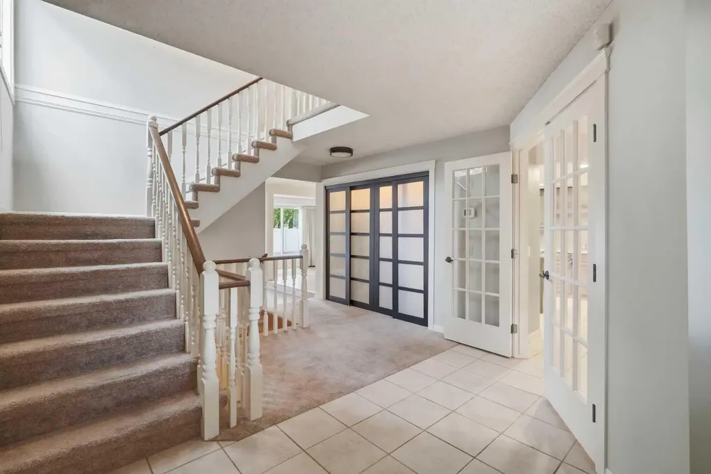 16 Wood Crescent SW Calgary AB T2W 4B6