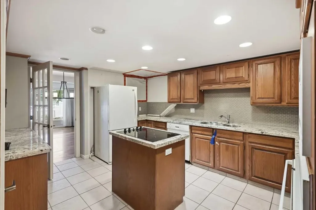 16 Wood Crescent SW Calgary AB T2W 4B6