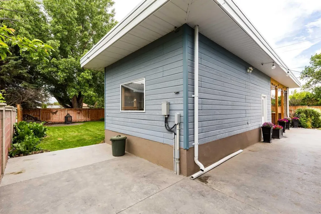 1606 18 Street S Lethbridge AB T1K 2B4