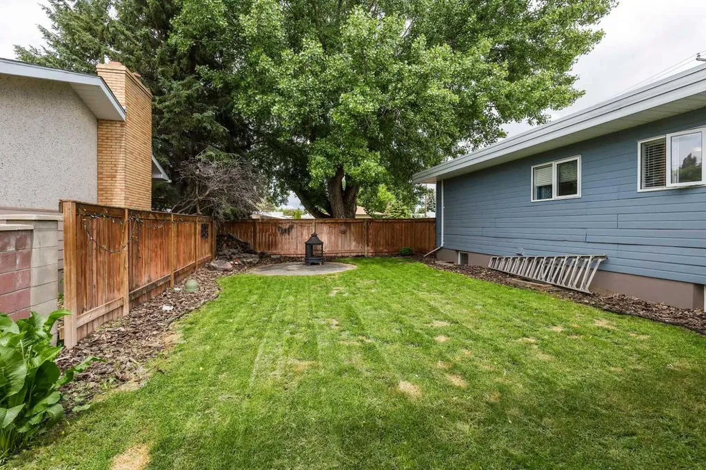 1606 18 Street S Lethbridge AB T1K 2B4