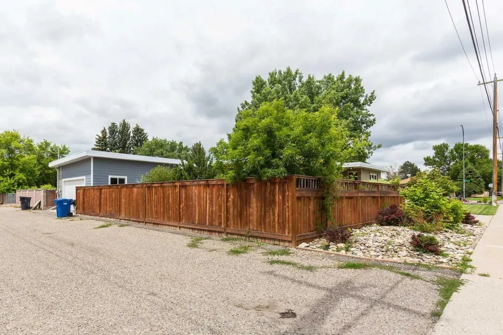 1606 18 Street S Lethbridge AB T1K 2B4