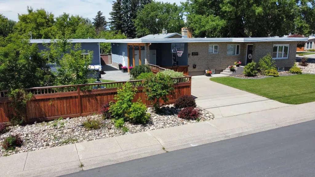 1606 18 Street S Lethbridge AB T1K 2B4