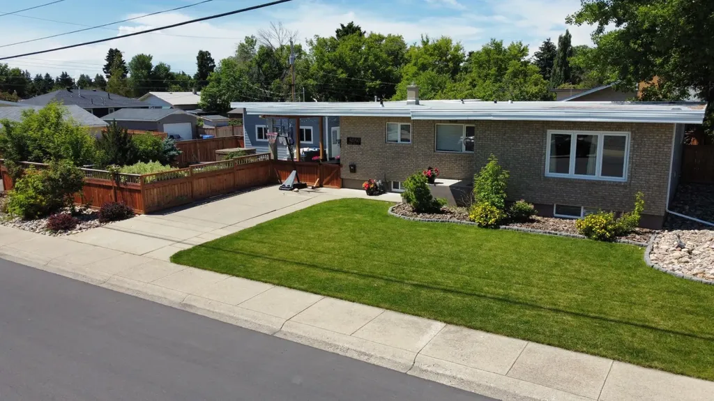 1606 18 Street S Lethbridge AB T1K 2B4