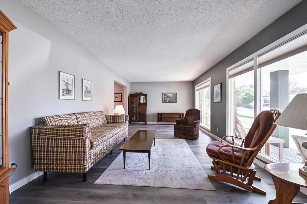 111 Parkglen Place SE Calgary AB T2J 4M5