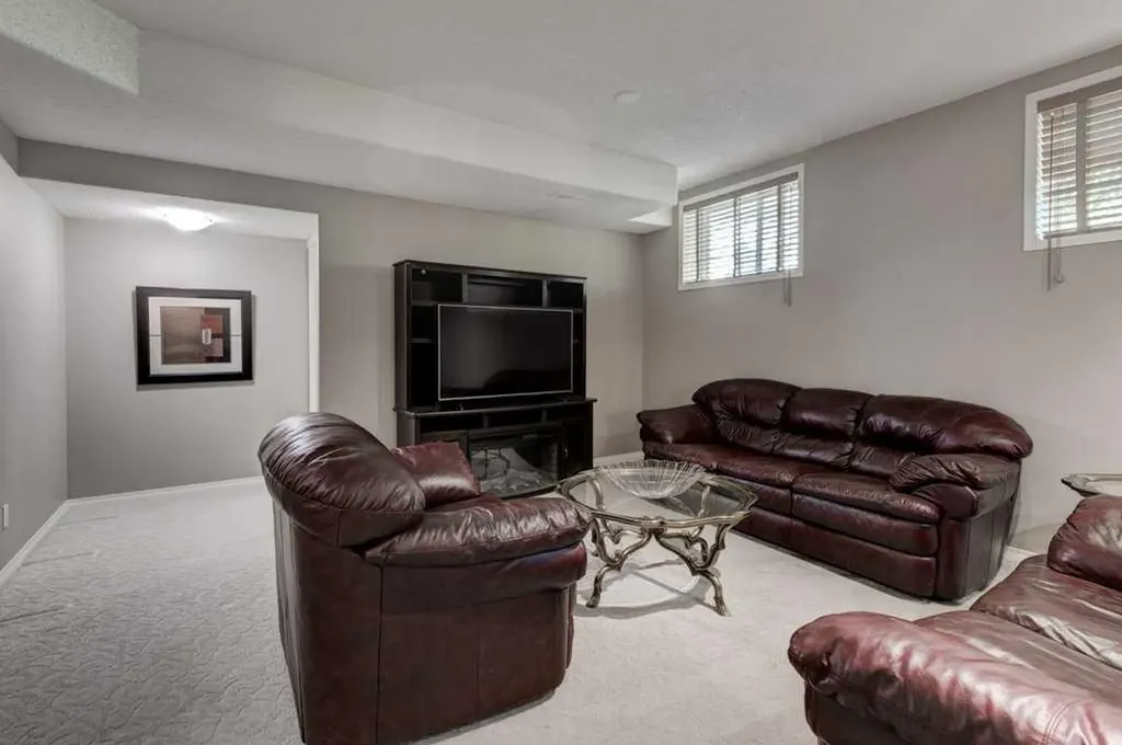 37 Wentworth Gardens SW Calgary AB T3H 4L7