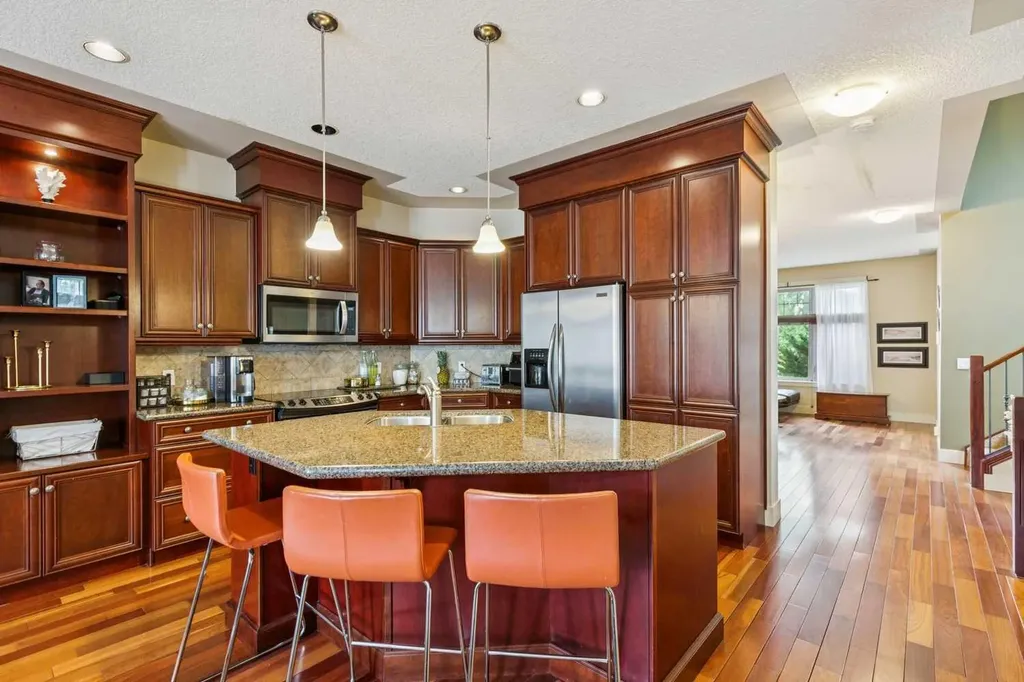 446 18 Avenue NE Calgary AB T2E 1N4