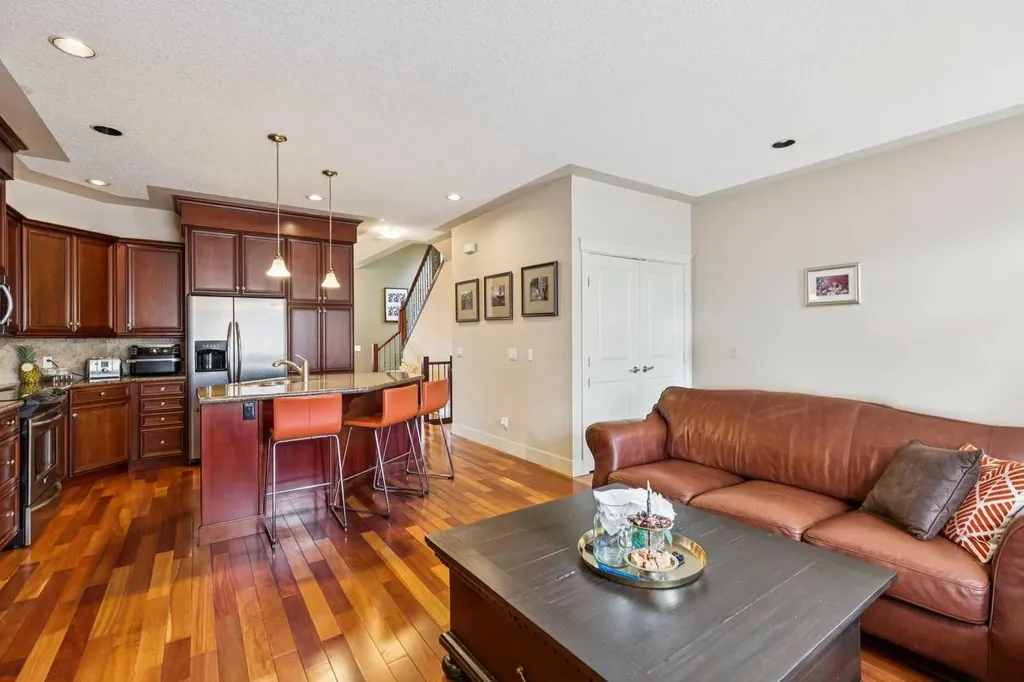 446 18 Avenue NE Calgary AB T2E 1N4