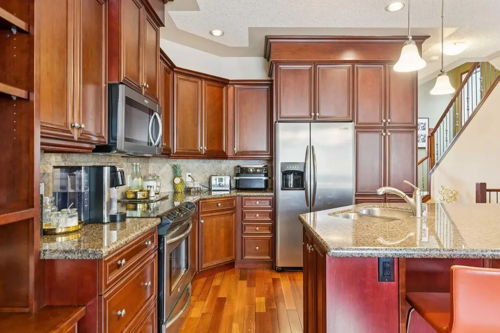 446 18 Avenue NE Calgary AB T2E 1N4