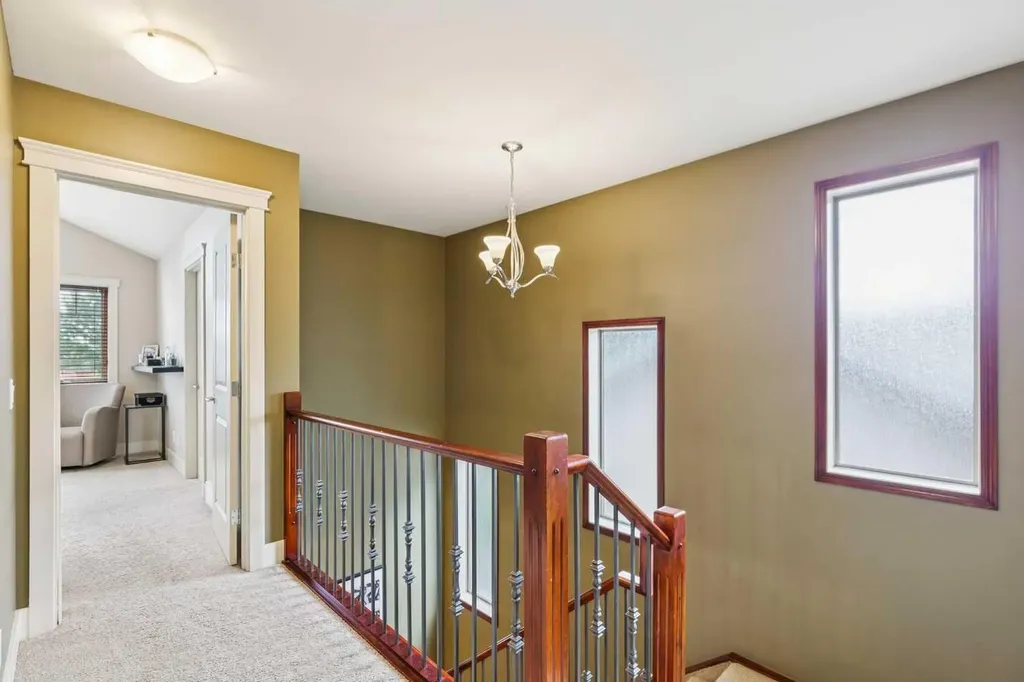 446 18 Avenue NE Calgary AB T2E 1N4