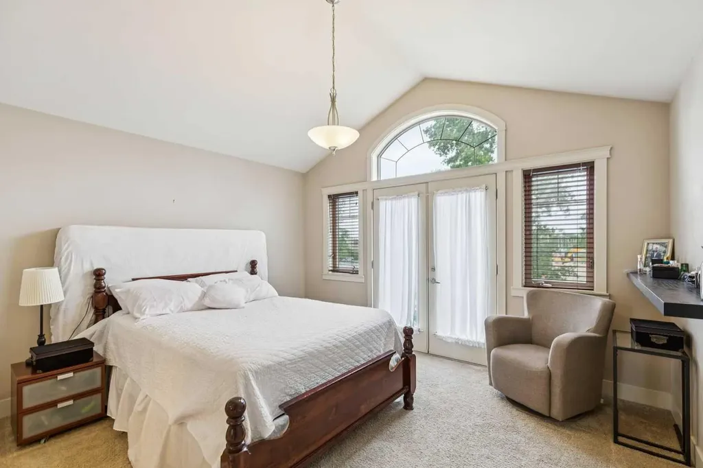 446 18 Avenue NE Calgary AB T2E 1N4