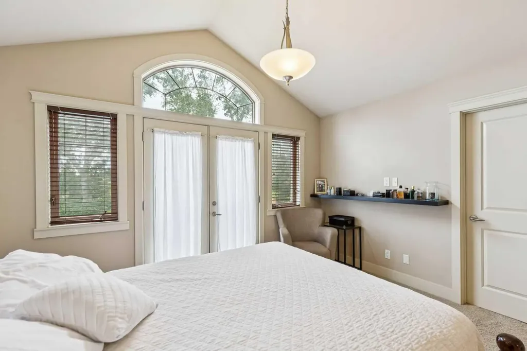 446 18 Avenue NE Calgary AB T2E 1N4