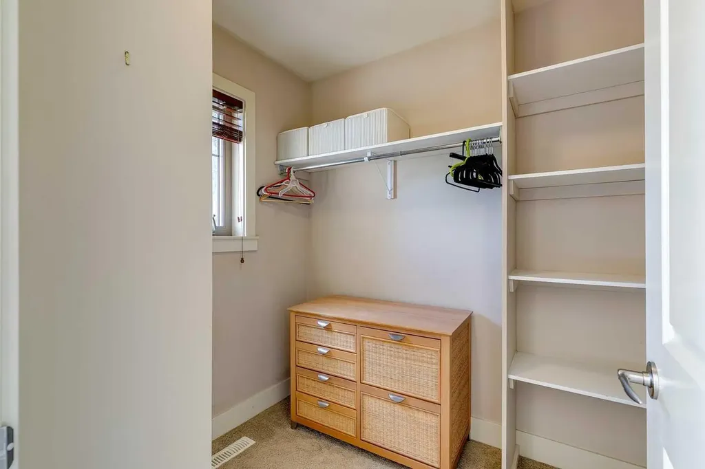 446 18 Avenue NE Calgary AB T2E 1N4