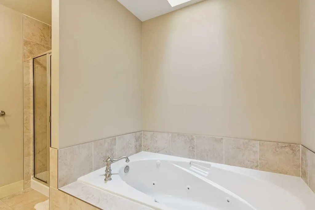 446 18 Avenue NE Calgary AB T2E 1N4