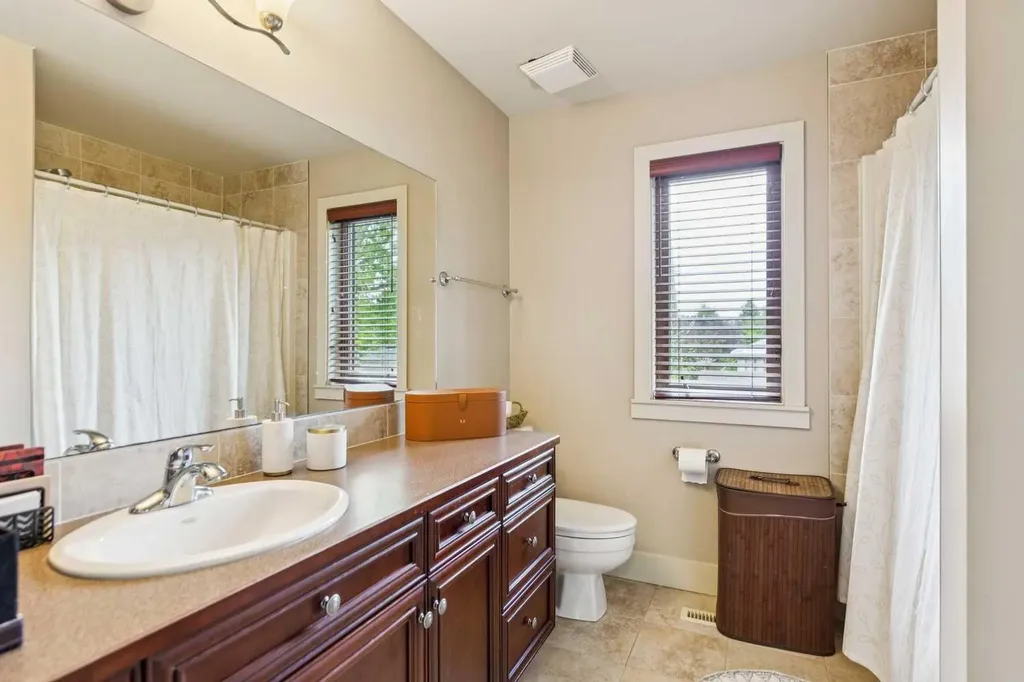446 18 Avenue NE Calgary AB T2E 1N4