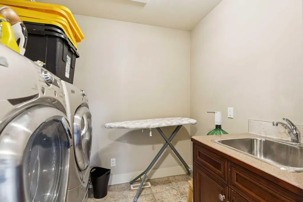 446 18 Avenue NE Calgary AB T2E 1N4