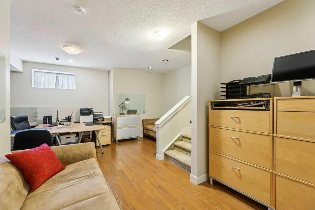 446 18 Avenue NE Calgary AB T2E 1N4