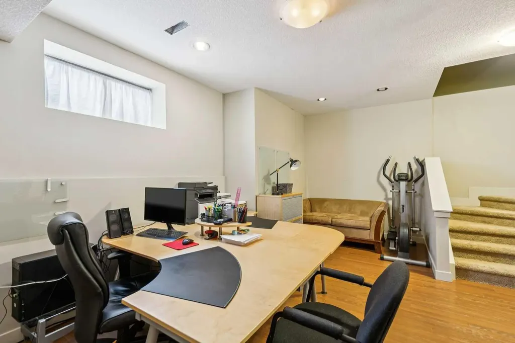 446 18 Avenue NE Calgary AB T2E 1N4