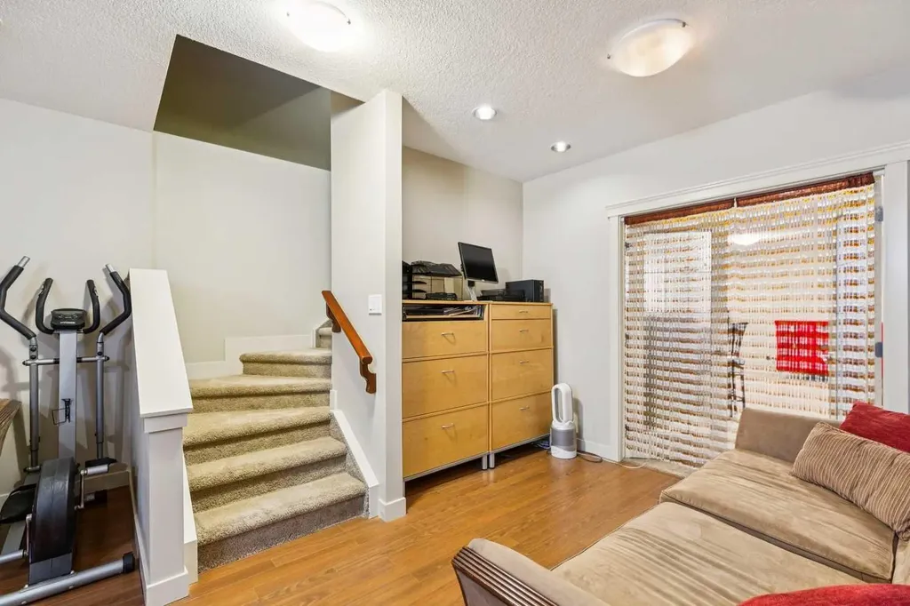 446 18 Avenue NE Calgary AB T2E 1N4