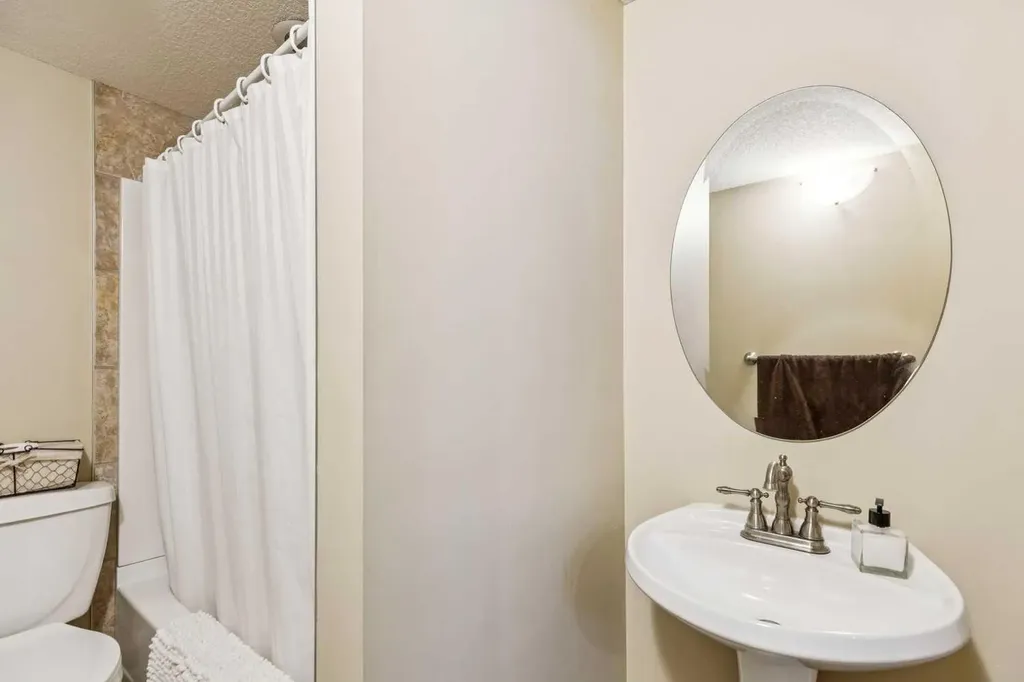 446 18 Avenue NE Calgary AB T2E 1N4