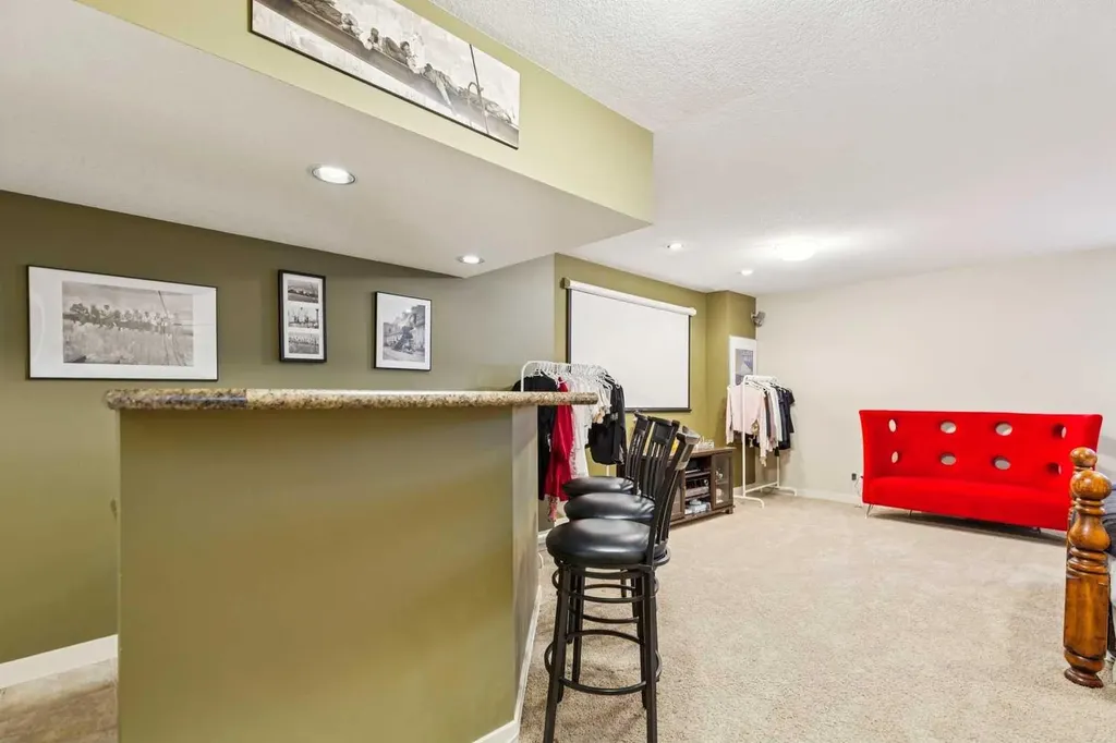 446 18 Avenue NE Calgary AB T2E 1N4